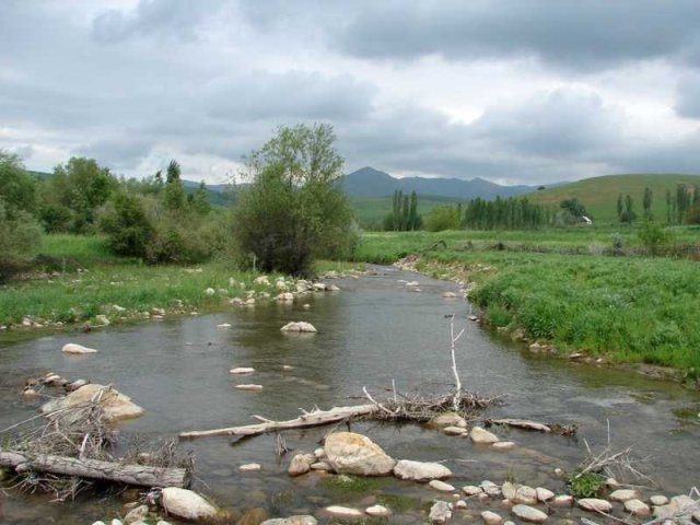Река в горах Каратау